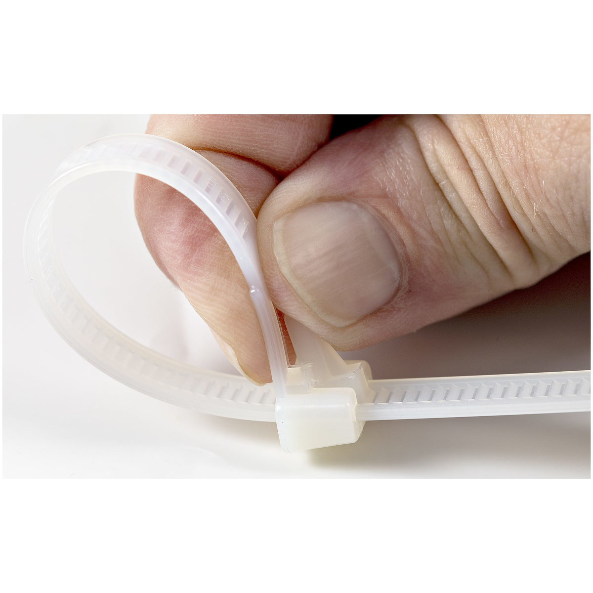 StarTech.com CBMZTRB8 presilla Brida reutilizable Nylon, Plástico Blanco (5)