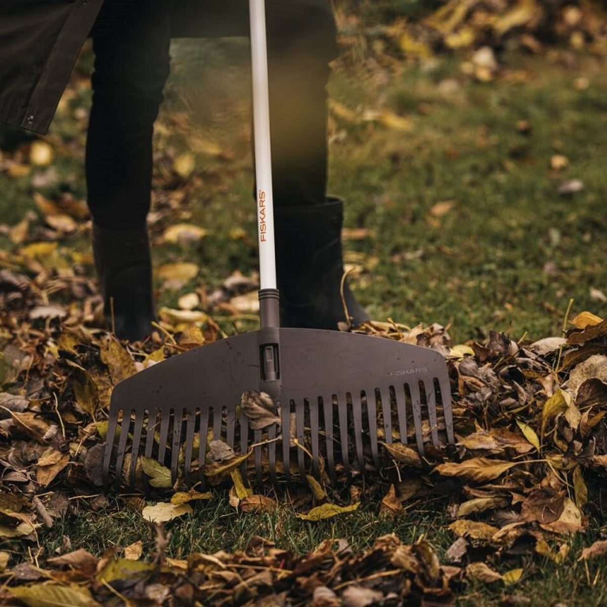Tijeras Fiskars Bladrive negro y blanco 135563 (2)