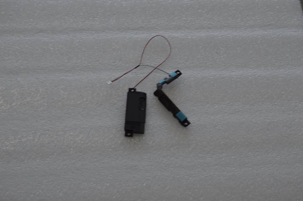 Internal speaker set for