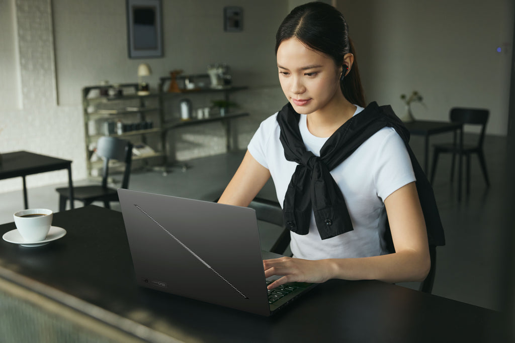 ASUS ROG Zephyrus G14 GU405AW-SY033W Intel Core Ultra 9 386H Portátil 35,6 cm (14") 3K 64 GB LPDDR5x-SDRAM 2 TB SSD NVIDIA GeForce RTX 5080 Wi-Fi 7 (802.11be) Windows 11 Home Gris (7)