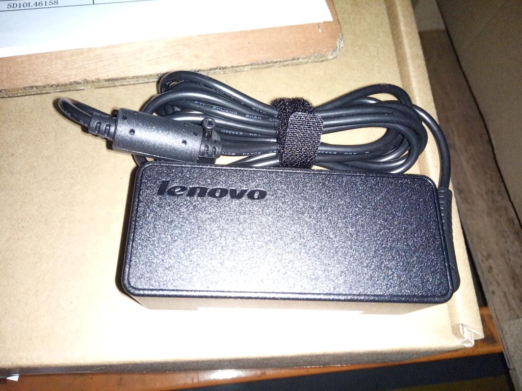 AC Adapter (20V 2,25A)