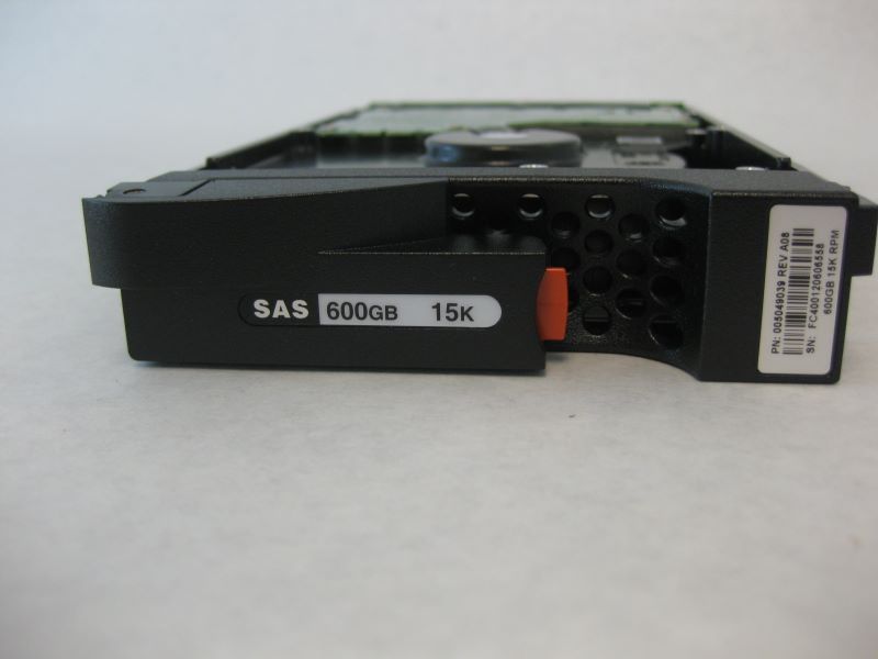 EMC VNX 600GB 15K SAS Disk 3.5" V6-PS15-600-RFB – Reacondicionado (2)