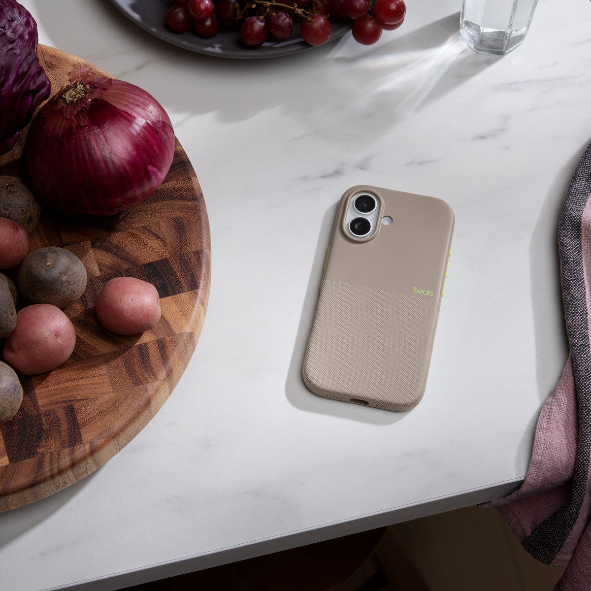 Tapa protectora para teléfono móvil - resistente - control de cámara - compatibilidad con MagSafe - poliuretano termoplástico (TPU) suave - gris alpino - para iPhone 17